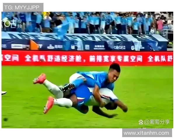 足球场上的风吹倒之星：那些因轻微接触就倒地的球员解析